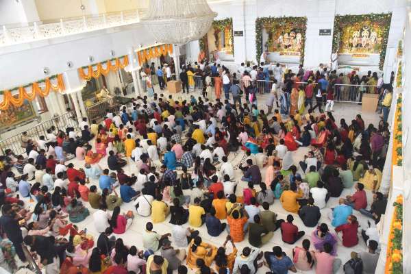 देशभर में गुरुवार को जन्माष्टमी की धूम रही। लोगों ने व्रत-उपवास कर भगवान के भजन किए।