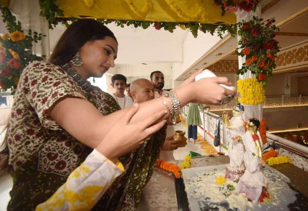 लोग अपने आराध्य की स्तुति के लिए मंदिरों में पहुंचे।