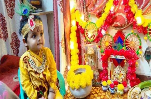 कृष्ण जन्माष्टमी: नन्हे-मुन्नों ने धरा कान्हा का स्वरुप, देखें फोटो