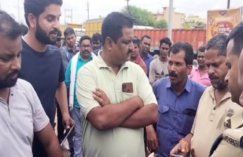 अवैध शराब की तस्करी में पकडे गए शख्स की संग्धिद परिस्तिथियों में मौत, स्वजनों ने पुलिस पर लगाया बड़ा आरोप