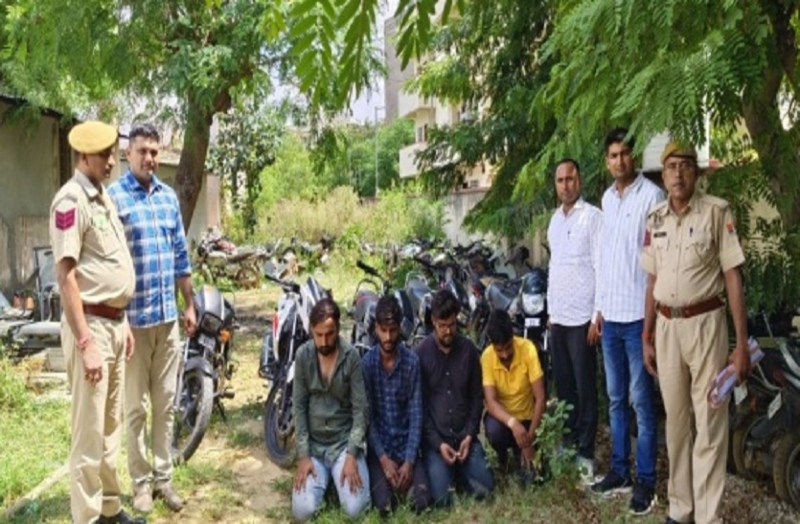 शातिर वाहन चोर और चोरी की बाइक खरीदने वाले तीन जने गिरफ्तार
