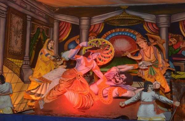 मंदिरों में सजी आकर्षक झांकियां,आज जन्मेंगे कृष्ण कन्हाई