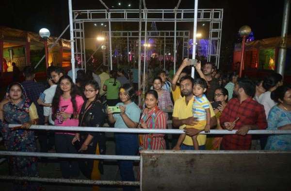 मंदिरों में सजी आकर्षक झांकियां,आज जन्मेंगे कृष्ण कन्हाई