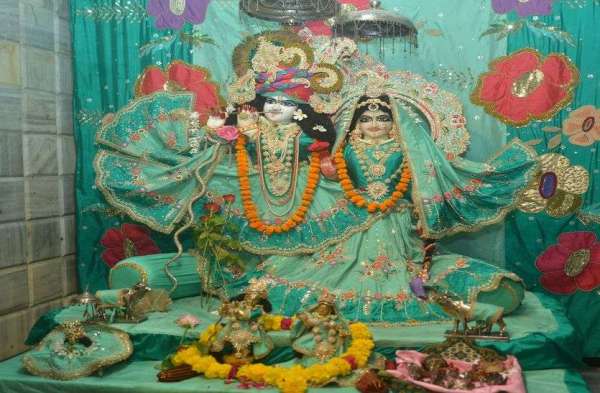 मंदिरों में सजी आकर्षक झांकियां,आज जन्मेंगे कृष्ण कन्हाई