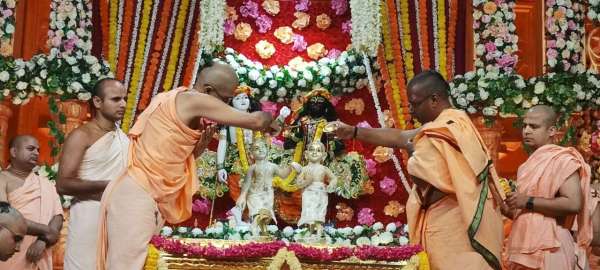 जगतपुरा के अक्षय पात्र स्थित श्रीकृष्ण बलराम मंदिर में तड़के 4.30 बजे से जन्मोत्सव के कार्यक्रम शुरू हुए। इसके बाद अभिषेक हुआ। आज ठाकुरजी का दिन में 4 बार चांदी के कलशों से महाअभिषेक हो रहा है।