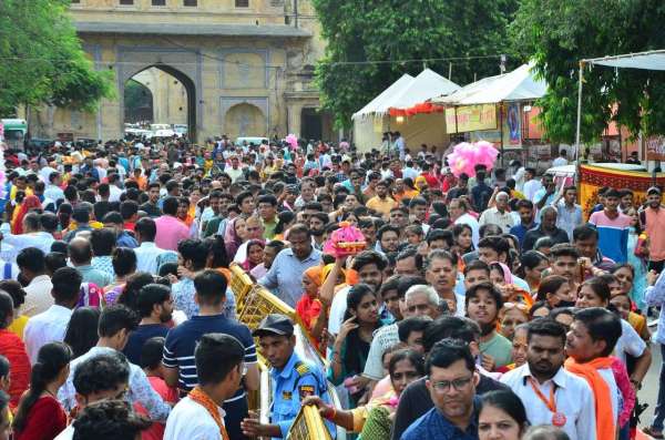 शहर के आराध्य गोविंददेवजी मंदिर में ठाकुरजी की एक झलक पाने को लेकर भक्त आतुर हो रहे हैं। मंगला आरती से भक्तों की भीड़ उमड़ना शुरू हो गई है।