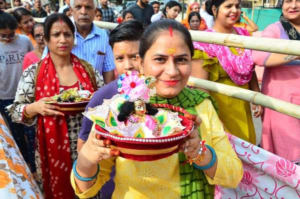 भक्त हाथों में लड्डू गोपाल को लेकर गोविंद के दरबार में हाजिरी लगा रहे हैं। जन्माष्टमी पर ठाकुर श्रीजी का रात 12 बजे तिथि पूजन और 31 तोपों की हवाई गर्जना के बीच जन्माभिषेक होगा।