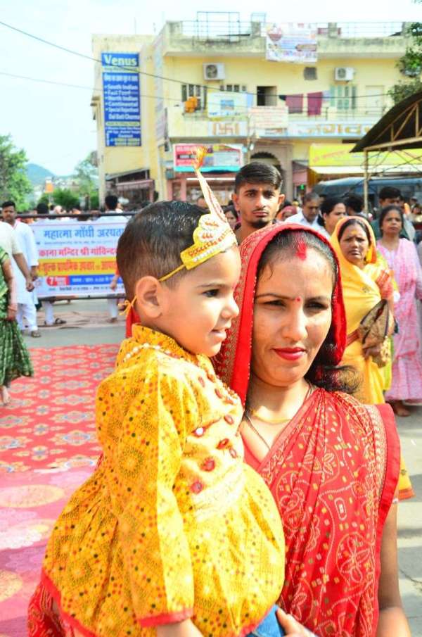जन्माष्टमी पर बच्चों ने कृष्ण का रूप धरा है। गोविंद के दरबार में भी कई भक्त अपने बच्चों को लेकर पहुंचे।
