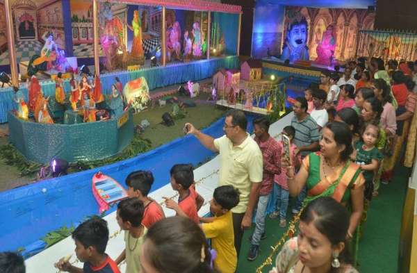 नन्दोत्सव पर आनंदित हुई शिक्षा नगरी, झांकियों के दर्शन कर पाया सुख...देखिए तस्वीरें