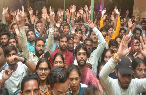 नन्दोत्सव पर आनंदित हुई शिक्षा नगरी, झांकियों के दर्शन कर पाया सुख...देखिए तस्वीरें