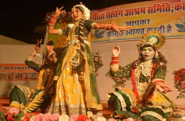 नन्दोत्सव पर आनंदित हुई शिक्षा नगरी, झांकियों के दर्शन कर पाया सुख...देखिए तस्वीरें