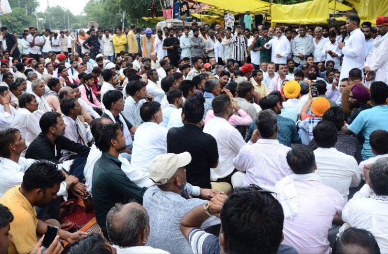 minister ashok chandna sat on a dharna with farmers in bundi