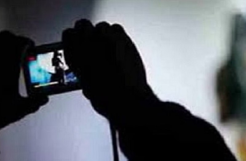 युवती ने वीडियो कॉल पर युवक के साथ बनाए ऐसे गंदे वीडियो, फिर हुआ यह..