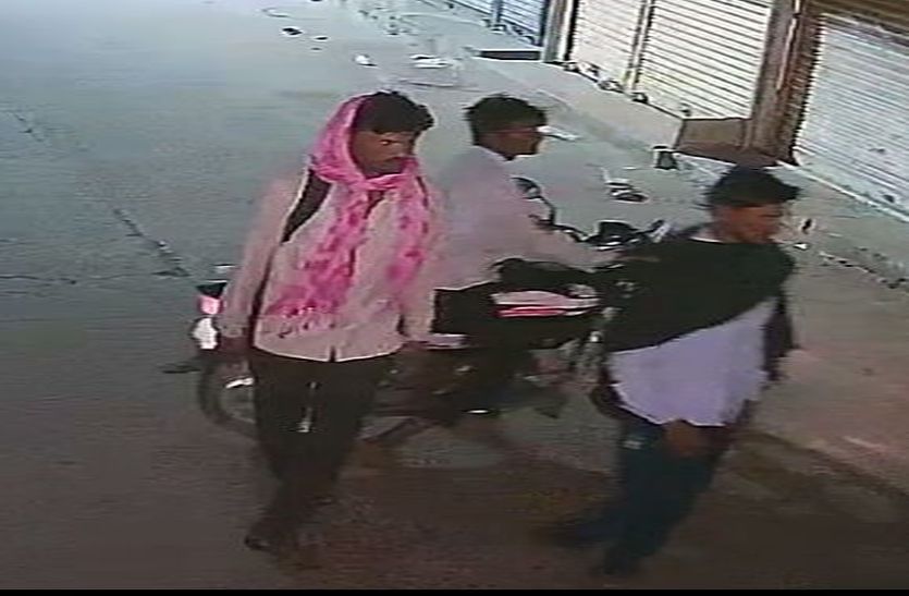 चोरी का लाइव वीडियो... देखें कैसे चोरों ने की हिमाकत...