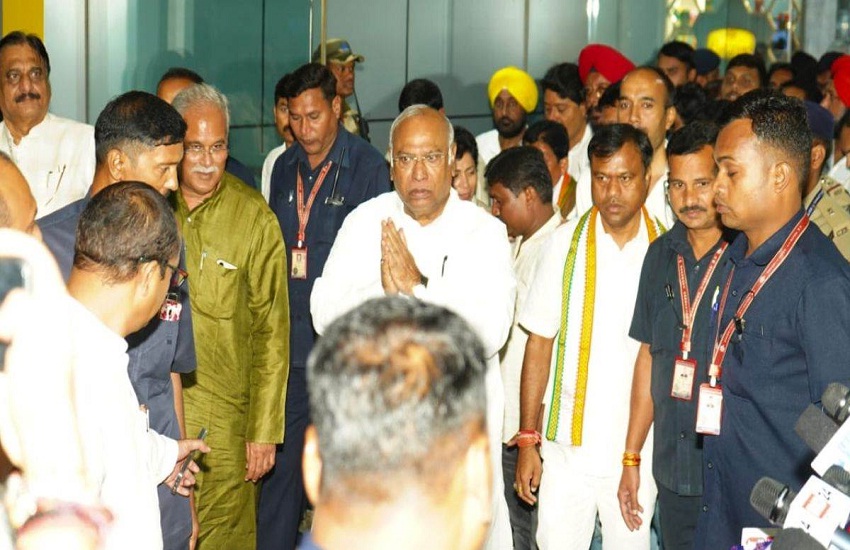 Mallikarjun Kharge reached Raipur, will attend trust conference