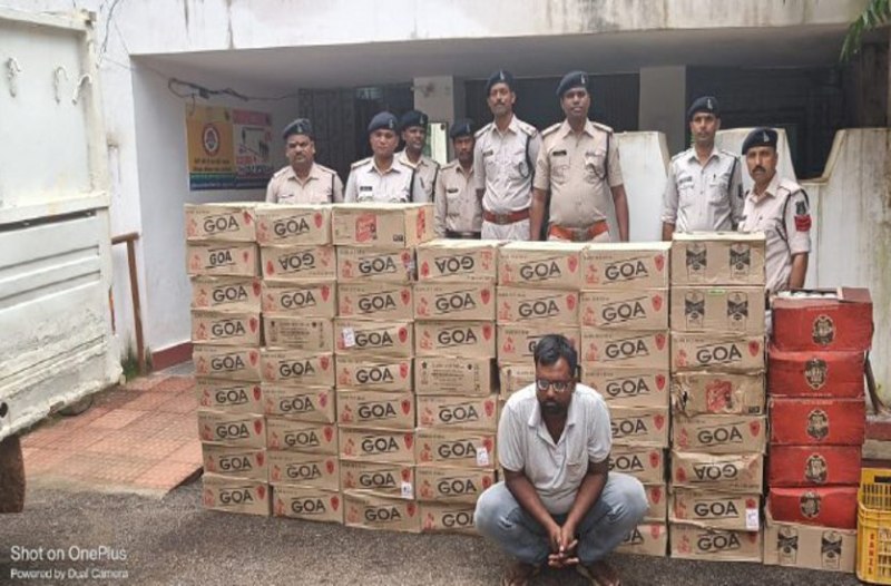 Police arrested Liquor and illegal drugs smugglers