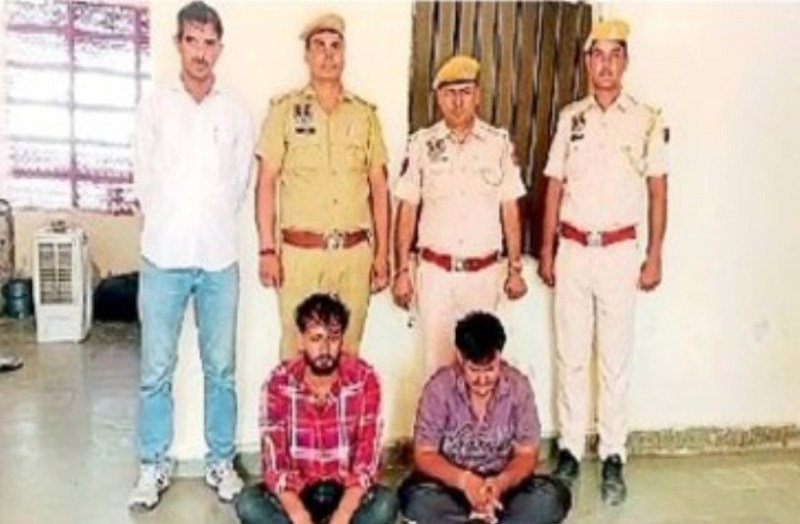 पुलिस गिरफ्त में आरोपी।