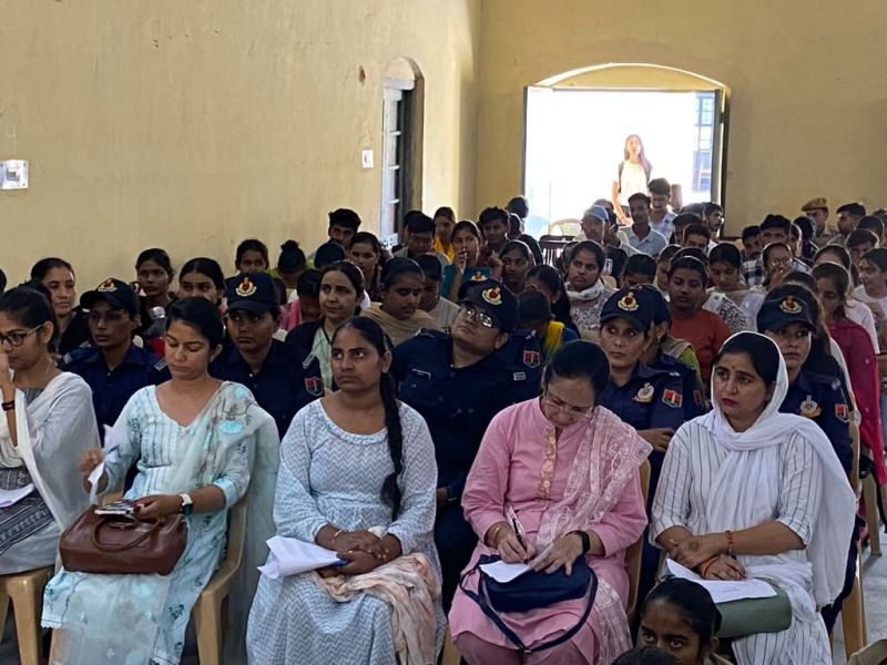 विद्यार्थियों से सुझाव मांगे, छात्राओं को सिखाए आत्मरक्षा के गुर