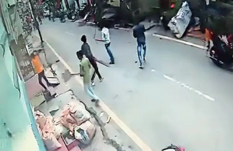 लोगों में ख़त्म हो रहा पुलिस का डर,लाठी- डंडा लेकर मचा रहे आतंक, सोशल मीडिया पर वायरल हो रहे वीडियो