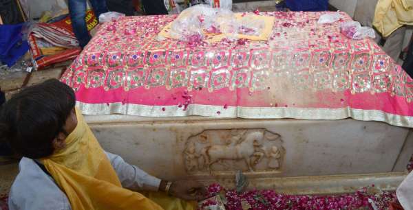 rimurti-faith-a-temple-where-devotees-offer-onions