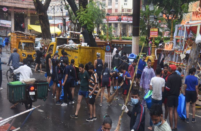 Indore News : 7500 नगर निगम सफाईकर्मी छुट्टी पर…जनप्रतिनिधि और अफसरों ने लगाई
झाड़ू