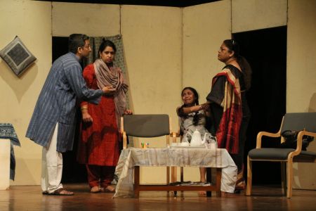 'आधे' मन के 'अधूरे' सपने लिए मंच पर उतरे मध्यमवर्ग के 'बिखरे' किरदार