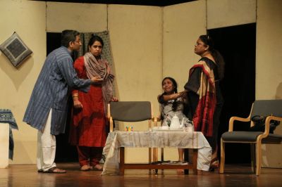 'आधे' मन के 'अधूरे' सपने लिए मंच पर उतरे मध्यमवर्ग के 'बिखरे' किरदार