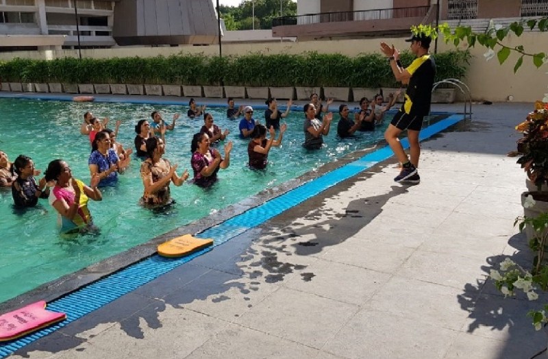 पूल में स्वीमिंग के साथ वर्कआउट भी, हर उम्र के लोगों को भा रहा एक्वा