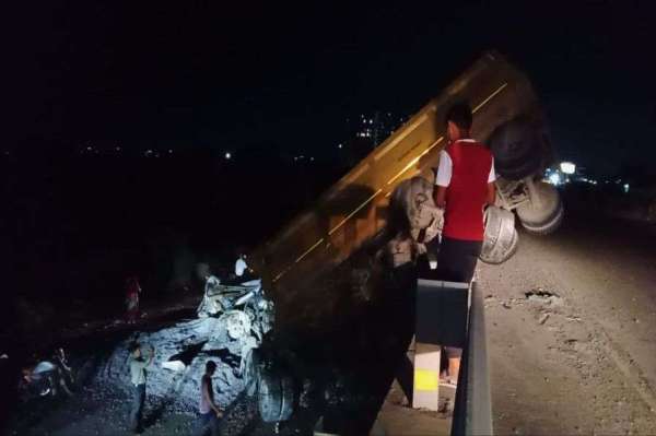 Trailer jumps from flyover,