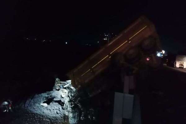 Trailer jumps from flyover,