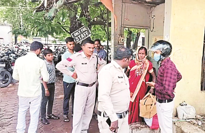 Woman cheats old man of lakhs