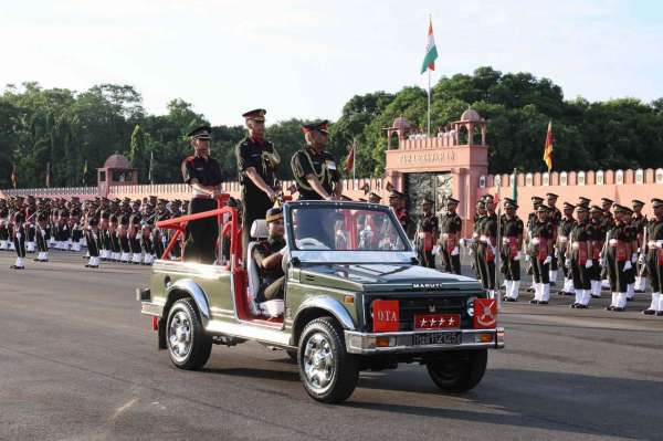 परेड का थल सेना प्रमुख जनरल मनोज पांडे ने निरीक्षण किया