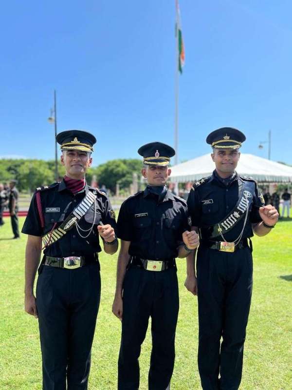 परेड के बाद उत्साहित कैडेट्स