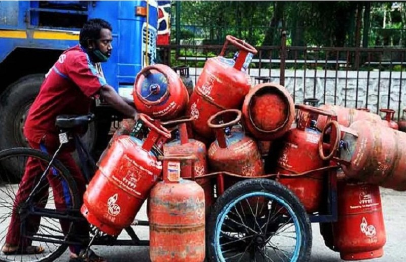 LPG Pirce : गैस-सिलेंड के दाम में कटौती से एक्टिव हुए उपभोक्ता, प्रधानमंत्री उज्ज्वला योजना का मुफ्त में उठा रहे लाभ