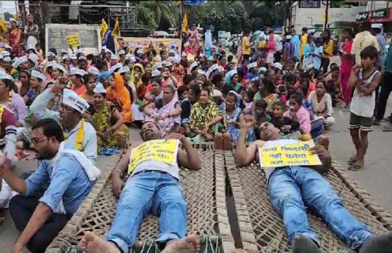 'आप' पार्टी ने खाट में लेटकर किया अनोखा प्रदर्शन, जमकर की नारेबाजी.. विधायक उपाध्याय के खिलाफ कही ये बात