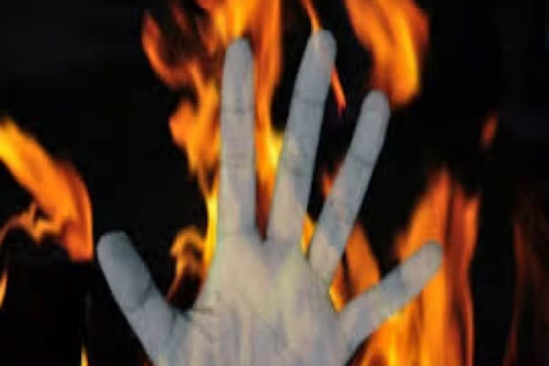 wife and mother-in-law beat son-in-law burnt him with stove fire in Mirzapur