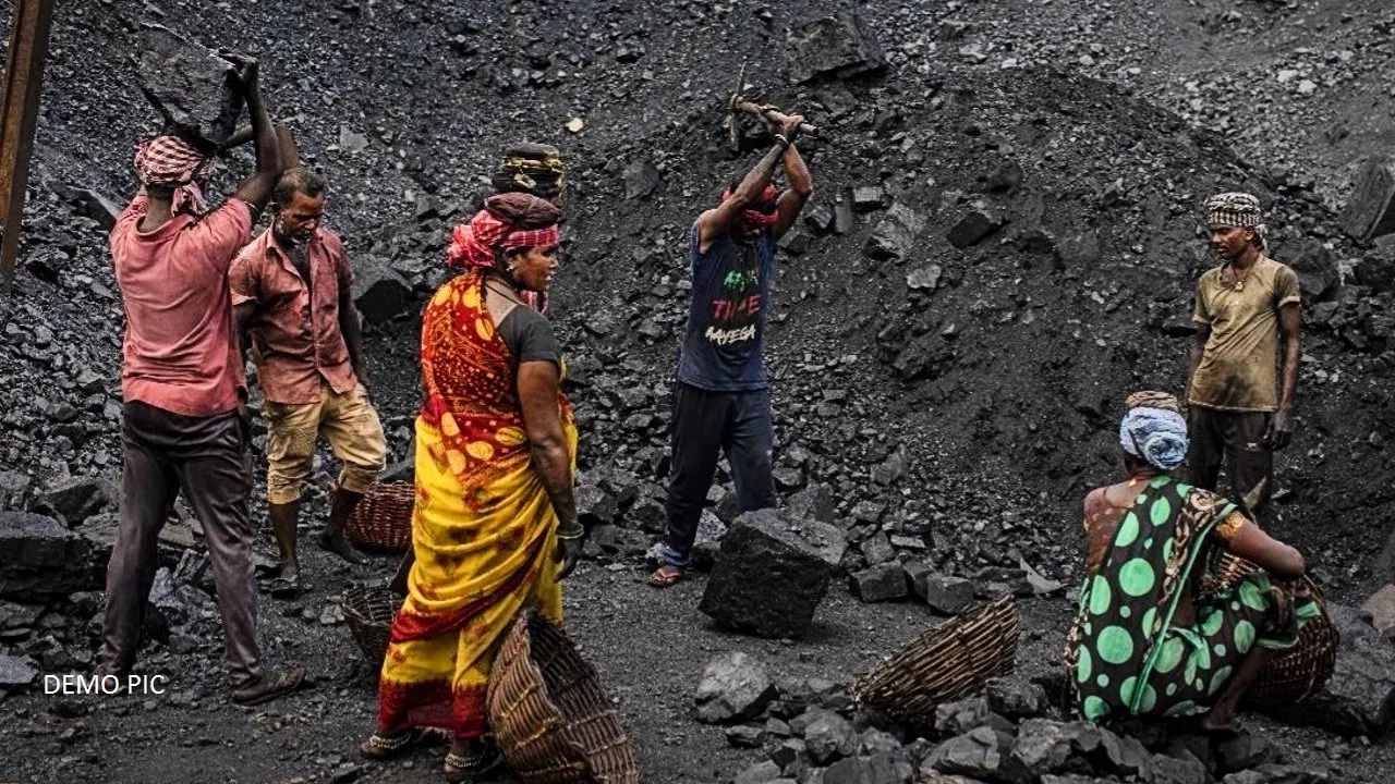 एक मजदूर की जान की कीमत सिर्फ 25 हजार रुपए, कोयला खदान में इस हालत में कर रहे काम, डराने वाली रिपोर्ट