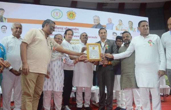 छत्तीसगढ़ ने सेतुबंध आसन के प्रदर्शन के लिए गोल्डन बुक ऑफ वर्ल्ड रिकॉर्ड में अपना नाम सुनहरे अक्षरों में दर्ज करा लिया है