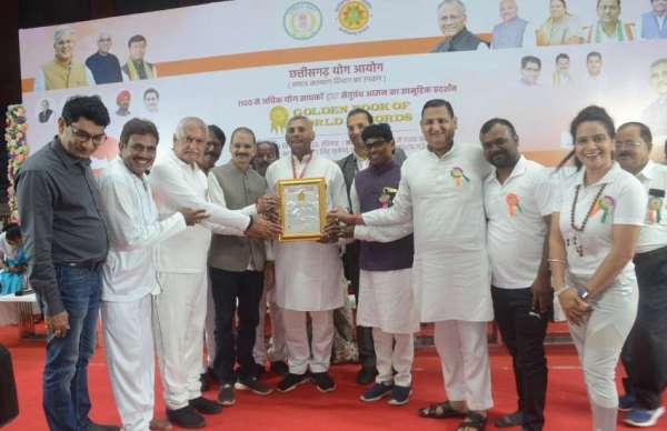 छत्तीसगढ़ ने सेतुबंध आसन के प्रदर्शन के लिए गोल्डन बुक ऑफ वर्ल्ड रिकॉर्ड में अपना नाम सुनहरे अक्षरों में दर्ज करा लिया है