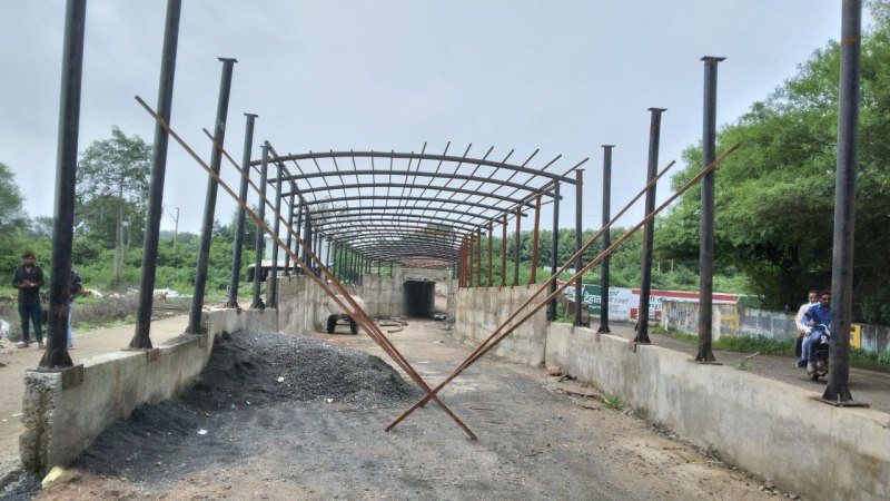 हरदा. मगरधा रेलवे गेट के नीचे से तैयार किए गए अंडरब्रिज के ऊपर टीन शेड का काम अधूरा पड़ा। 