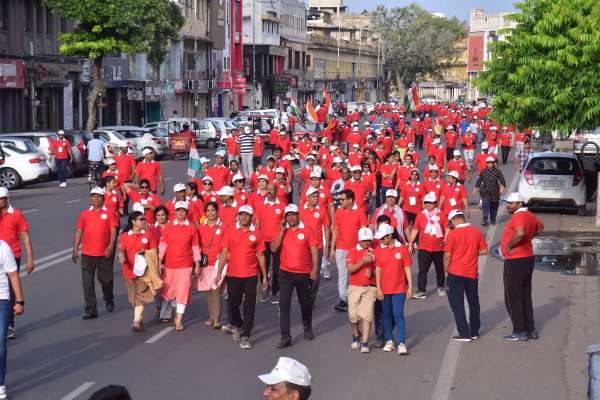 Flowers showered on Vaishya Marathon race