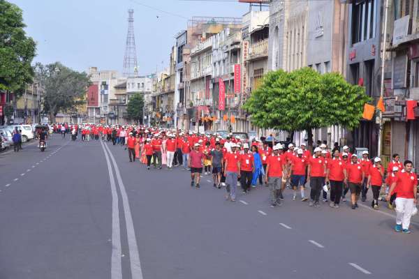 Flowers showered on Vaishya Marathon race