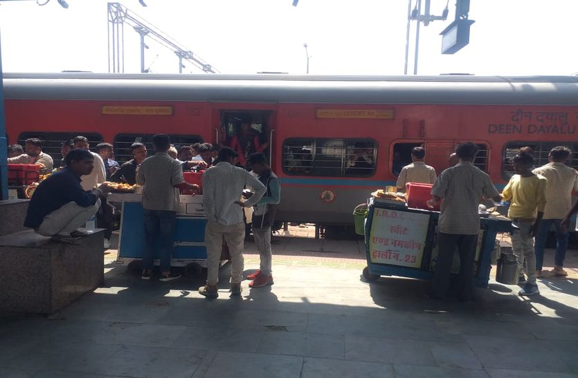 Indian Railway: जनरल कोच के पास किफायती भोजन नहीं मिलने से रेलवे यात्री परेशान
