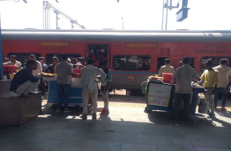 Indian Railway: जनरल कोच के पास किफायती भोजन नहीं मिलने से रेलवे यात्री परेशान