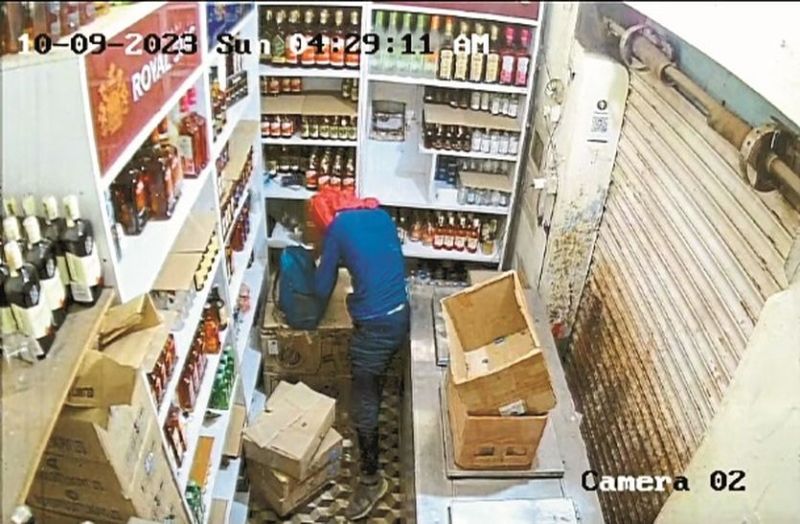 Bikaner crime : शटर तोड़ दस मिनिट में उड़ा ले गया साढ़े आठ लाख