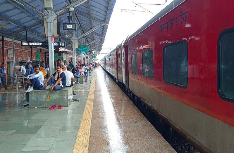 आगरा मण्डल में मुंबई लाइन पर ४ घंटे थमी रही ट्रेनें, ट्रेक धंसा