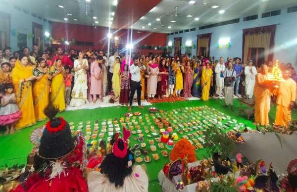  साथ ही निरीक्षण के बाद उन्होंने छत्तीसगढ़ इस्कॉन यूथ के डायरेक्टर तमाल कृष्ण दास जी को वर्ल्ड रिकॉर्ड शील्ड मेडल तथा बैच देके वर्ल्ड रिकॉर्ड से अलंकृत कियाब ,यह पूरा कार्यकर्म वेद व्यास दास, भक्त वत्सल दास , दयानिधि दास , संकीर्तन चैतन्य दास, रोहित कृष्ण दास, कृष्णसखी राधिका देवीदासी , अनिता देवीदासी, रिचा देवदासी एवं अन्य भक्तो की सहायता से संपन्न हुई ।