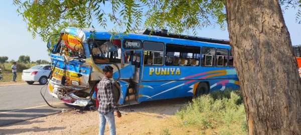 बस चलाते समय चालक कर रहा था मोबाइल पर बात