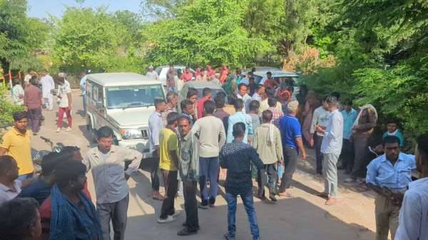 बस चलाते समय चालक कर रहा था मोबाइल पर बात