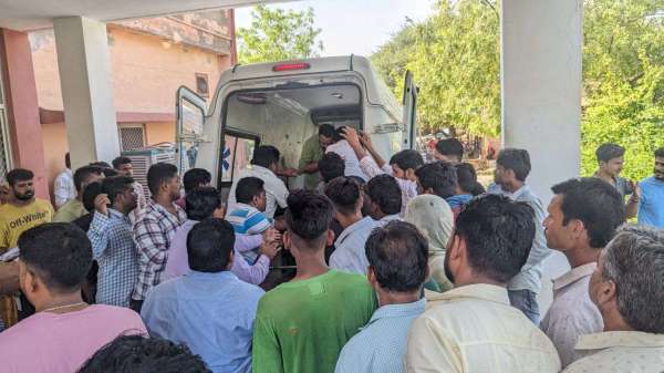 बस चलाते समय चालक कर रहा था मोबाइल पर बात